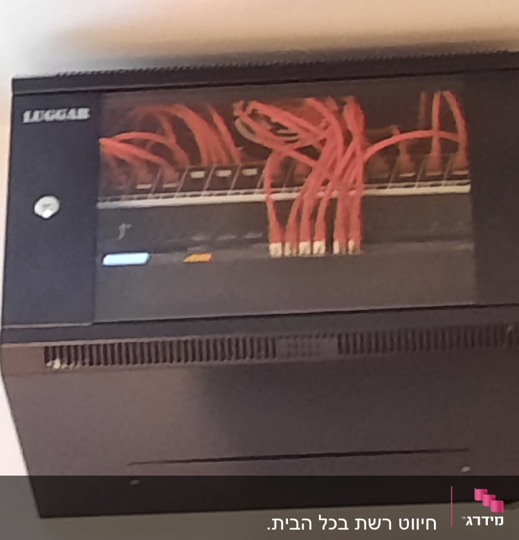 ארון תקשורת עם כבלים אדומים מחוברים